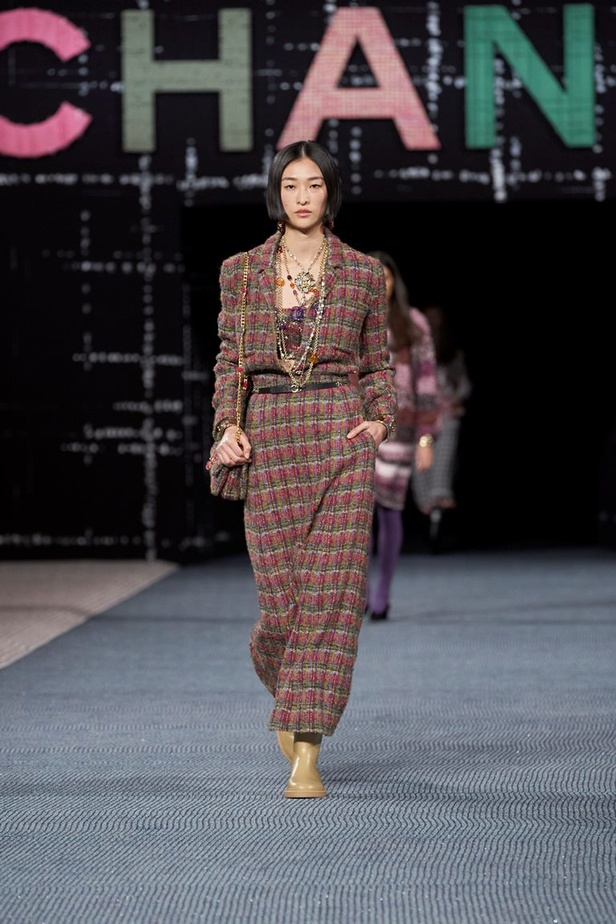 مجموعة CHANEL لخريف وشتاء 2022-2023 قصيدة تويد بتصاميم متجددة 