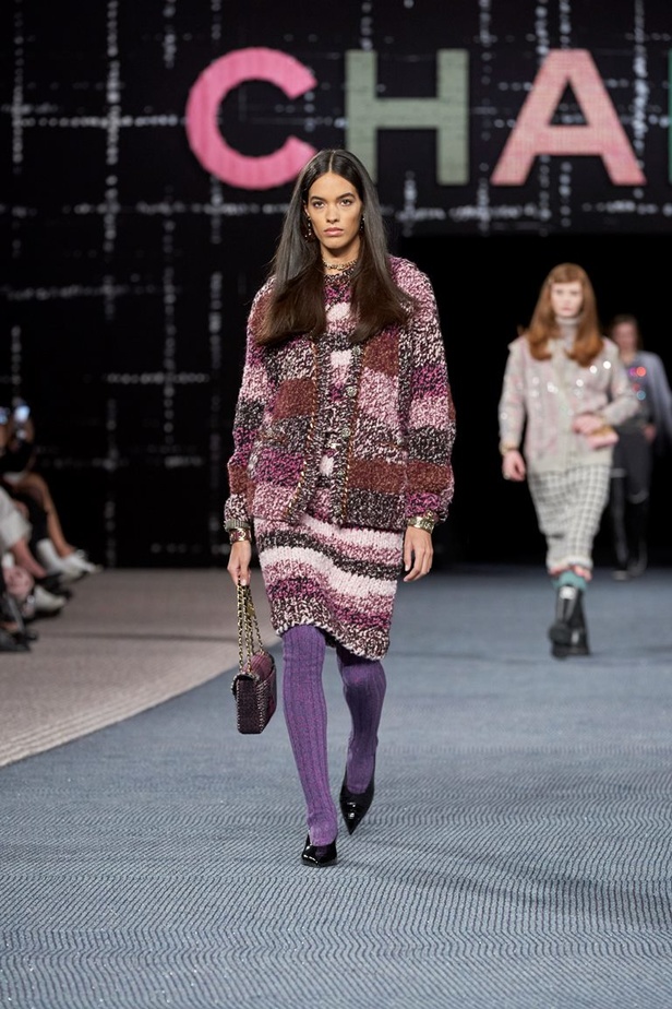 مجموعة CHANEL لخريف وشتاء 2022-2023 قصيدة تويد بتصاميم متجددة 