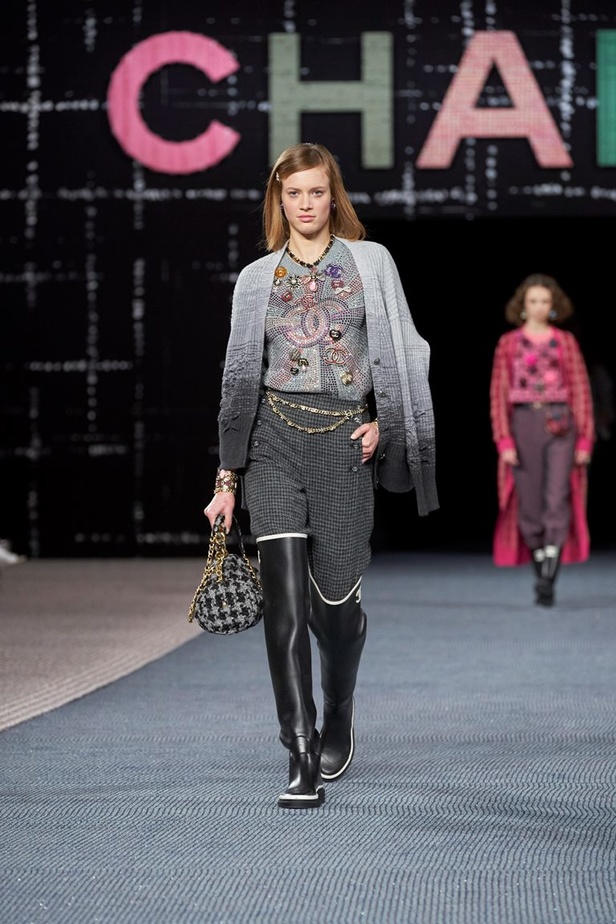 مجموعة CHANEL لخريف وشتاء 2022-2023 قصيدة تويد بتصاميم متجددة 