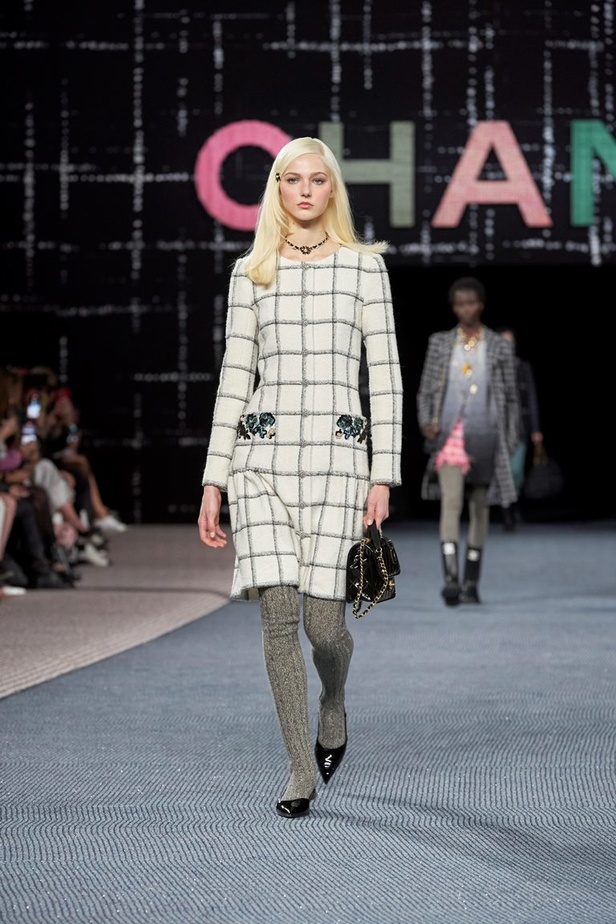 مجموعة CHANEL لخريف وشتاء 2022-2023 قصيدة تويد بتصاميم متجددة 