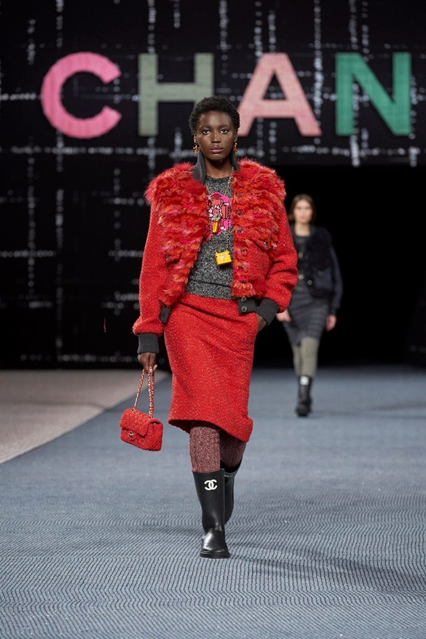 مجموعة CHANEL لخريف وشتاء 2022-2023 قصيدة تويد بتصاميم متجددة 