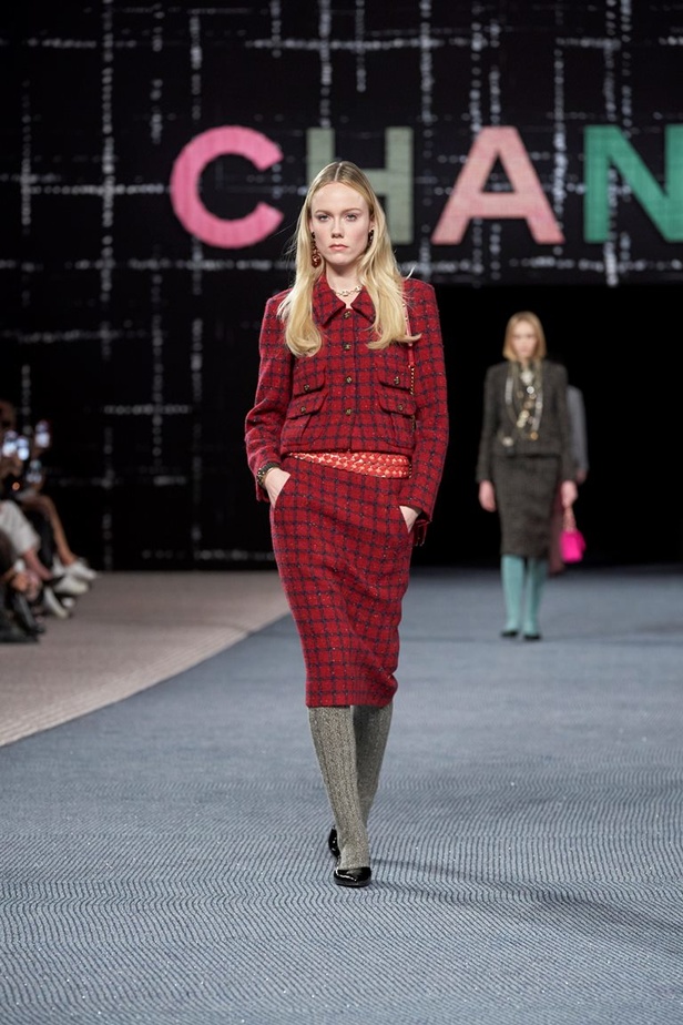 مجموعة CHANEL لخريف وشتاء 2022-2023 قصيدة تويد بتصاميم متجددة 