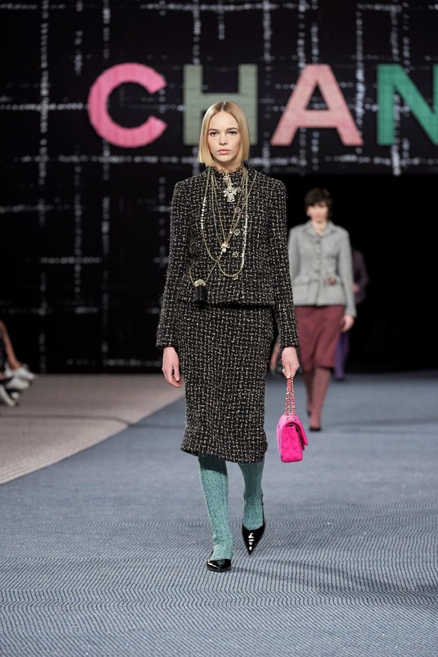 مجموعة CHANEL لخريف وشتاء 2022-2023 قصيدة تويد بتصاميم متجددة 