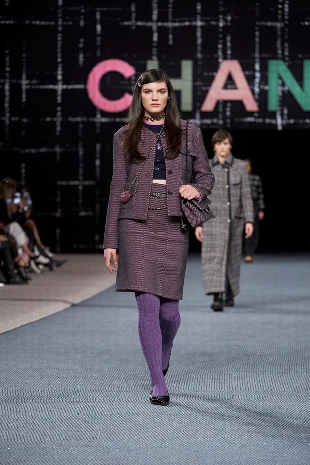 مجموعة CHANEL لخريف وشتاء 2022-2023 قصيدة تويد بتصاميم متجددة 