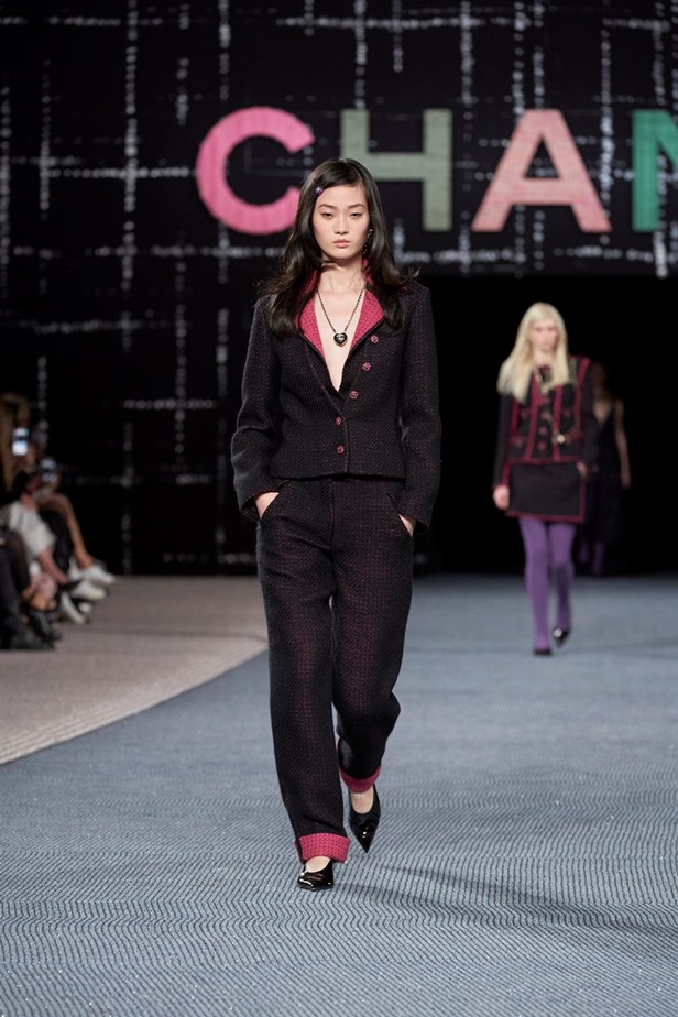 مجموعة CHANEL لخريف وشتاء 2022-2023 قصيدة تويد بتصاميم متجددة 