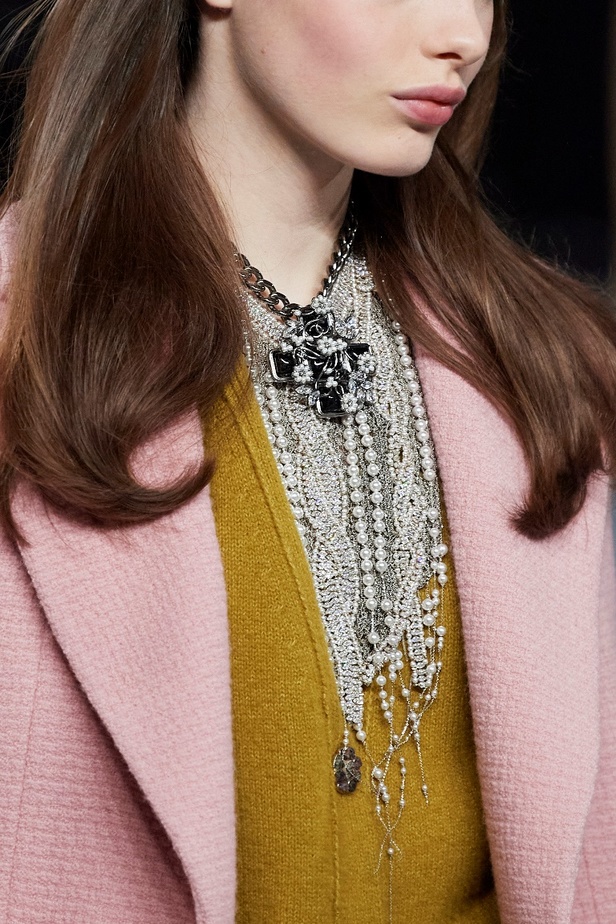 مجموعة CHANEL لخريف وشتاء 2022-2023 حضور بارز للتويد بتصاميم متجددة 