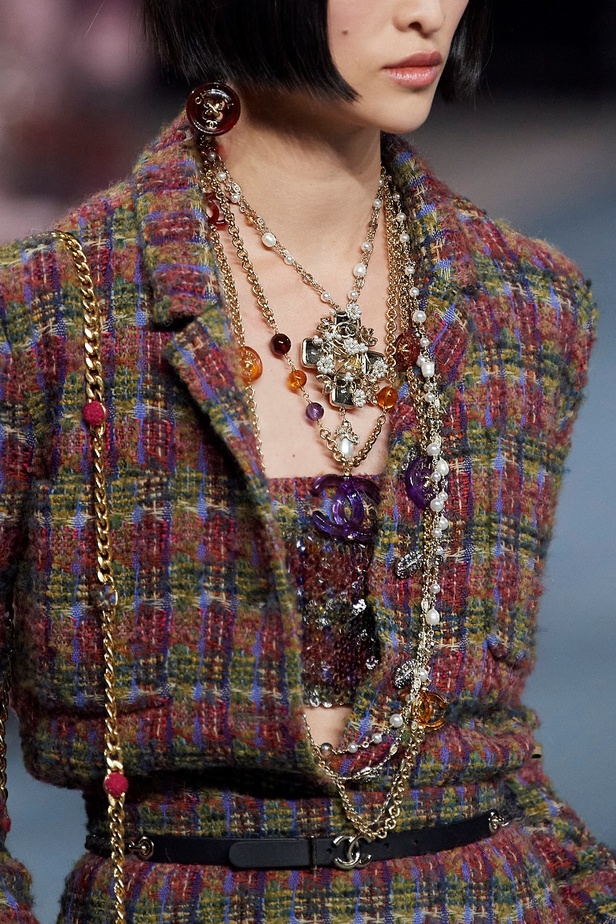 مجموعة CHANEL لخريف وشتاء 2022-2023 حضور بارز للتويد بتصاميم متجددة 