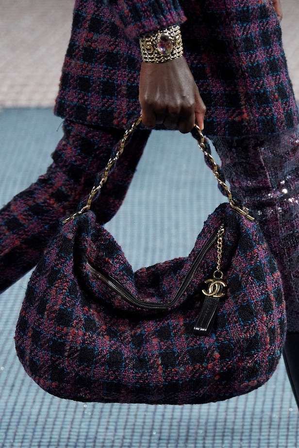 مجموعة CHANEL لخريف وشتاء 2022-2023 حضور بارز للتويد بتصاميم متجددة 