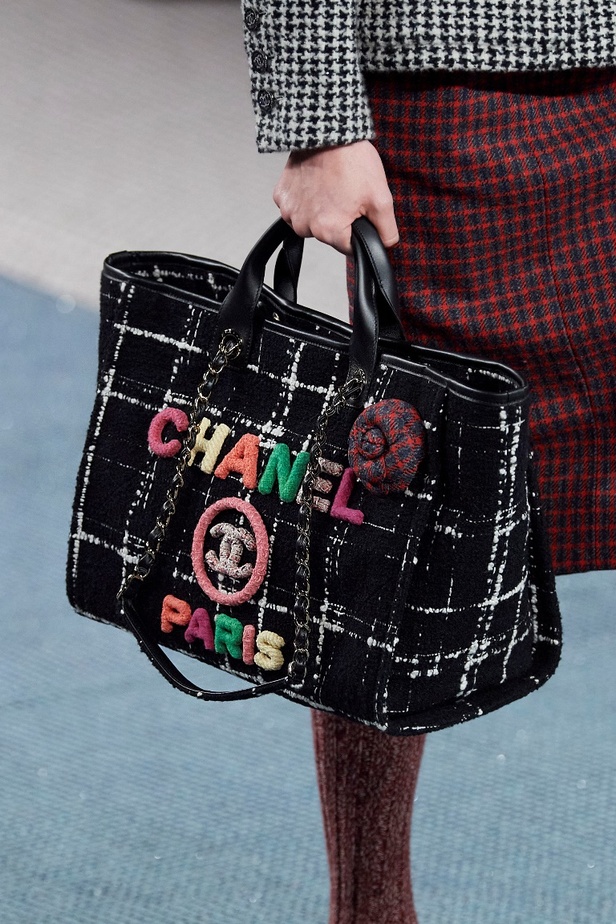 مجموعة CHANEL لخريف وشتاء 2022-2023 حضور بارز للتويد بتصاميم متجددة 