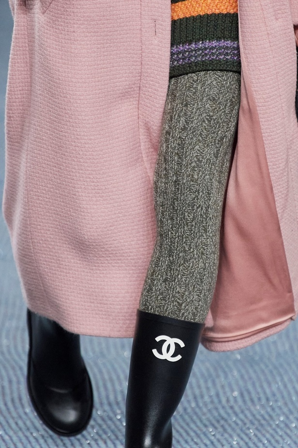 مجموعة CHANEL لخريف وشتاء 2022-2023 حضور بارز للتويد بتصاميم متجددة 