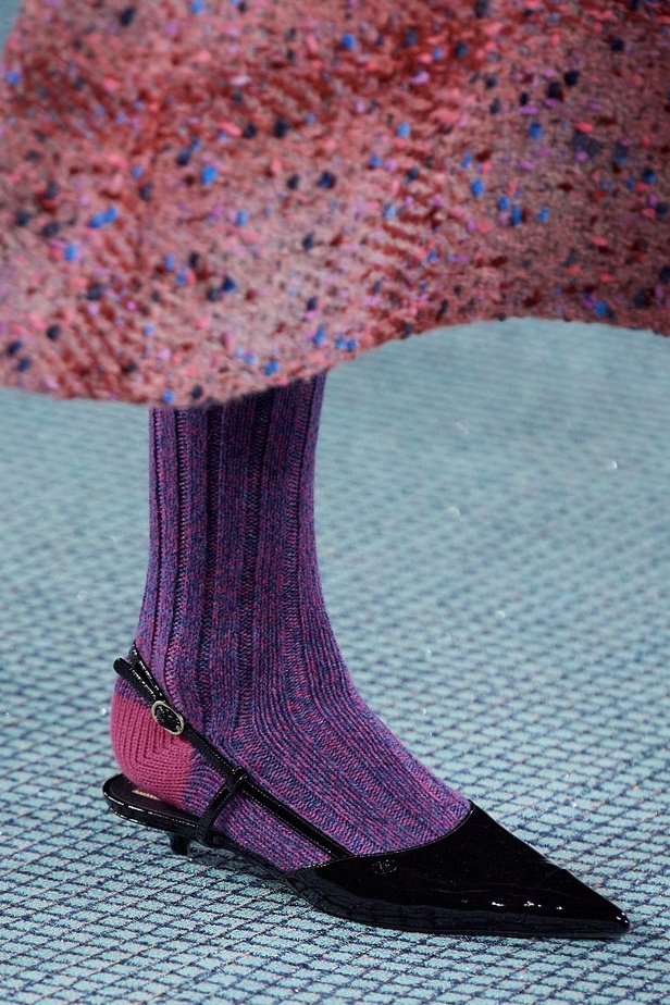 مجموعة CHANEL لخريف وشتاء 2022-2023 حضور بارز للتويد بتصاميم متجددة 