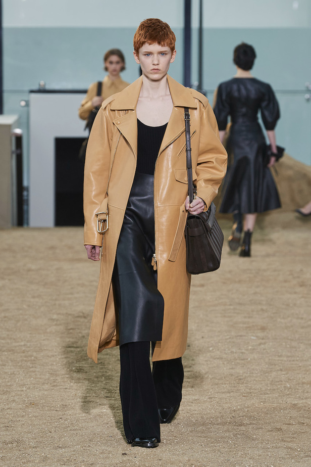 من عرض أزياء Chloe لموسم خريف وشتاء 2022-2023 