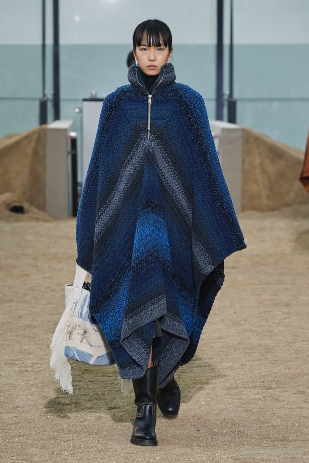 من عرض أزياء Chloe لموسم خريف وشتاء 2022-2023 