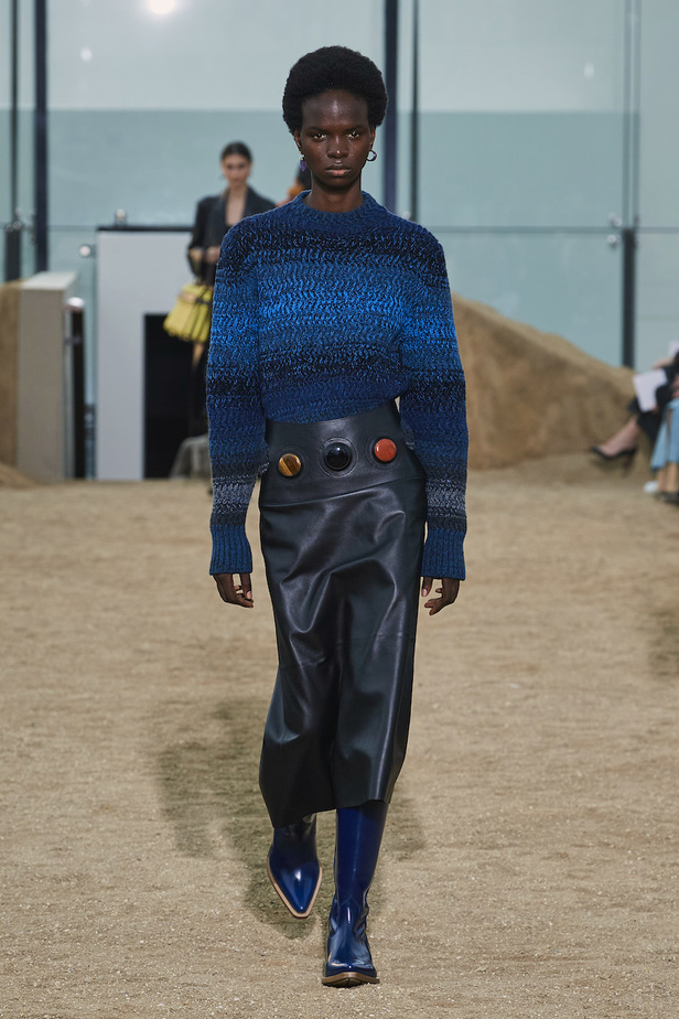 من عرض أزياء Chloe لموسم خريف وشتاء 2022-2023 