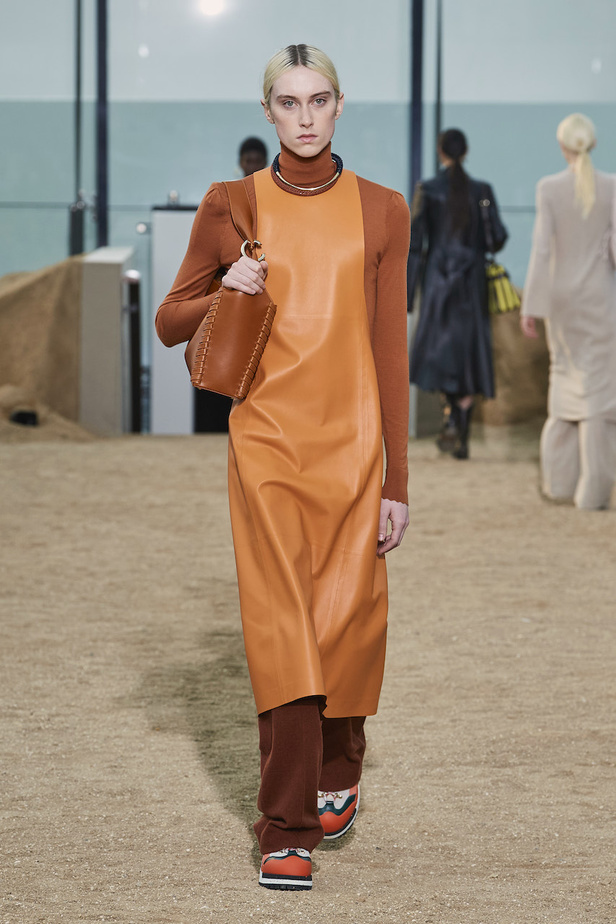 من عرض أزياء Chloe لموسم خريف وشتاء 2022-2023 