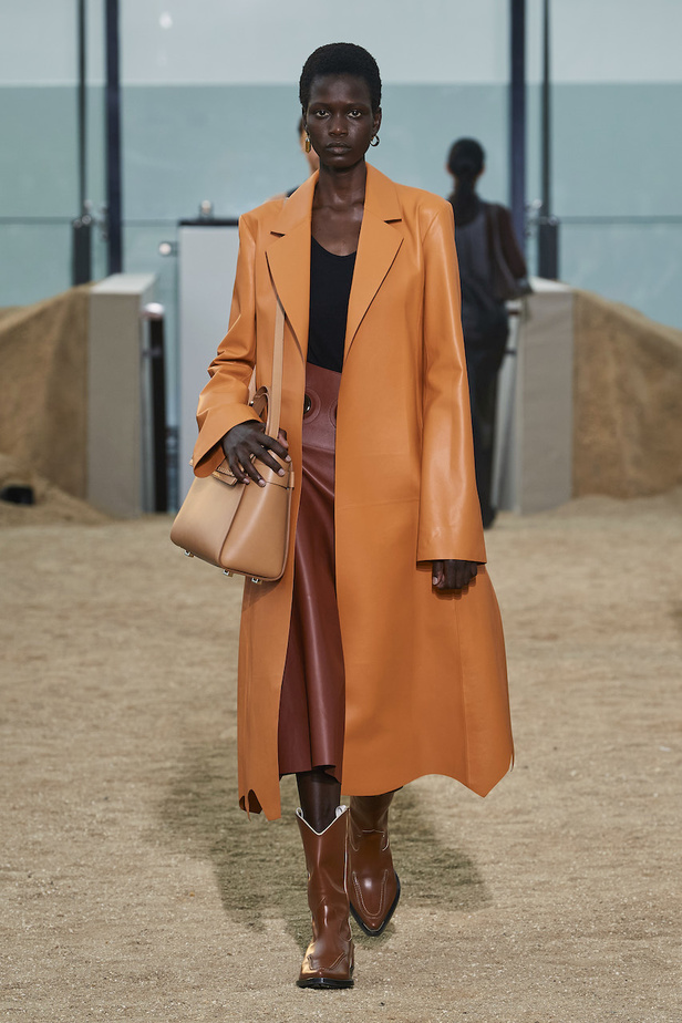 من عرض أزياء Chloe لموسم خريف وشتاء 2022-2023 