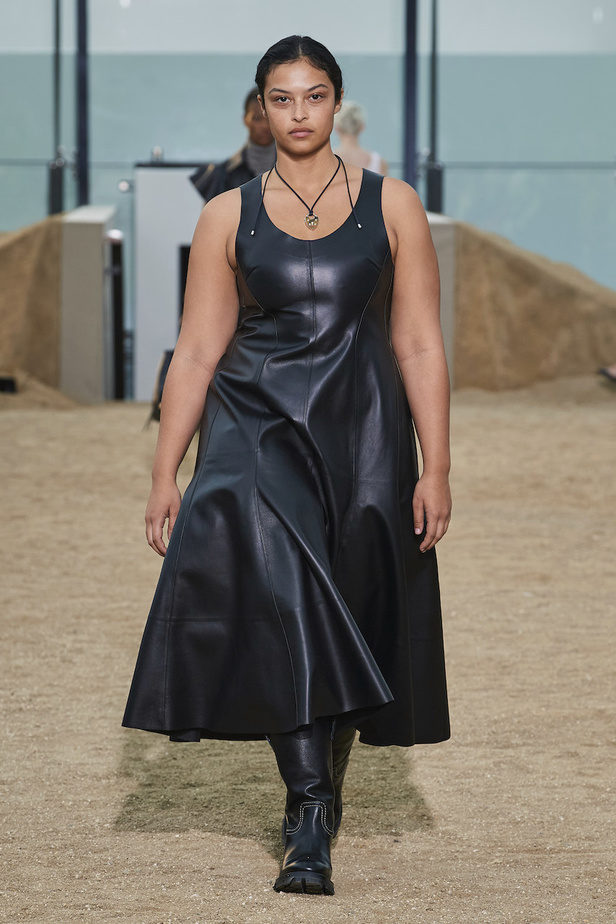 من عرض أزياء Chloe لموسم خريف وشتاء 2022-2023 