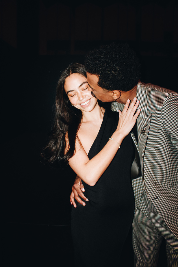 عرض أزياء Saint Laurent لشتاء 2022 بين كلاسيكية الألوان وجرأة الأقمشة  