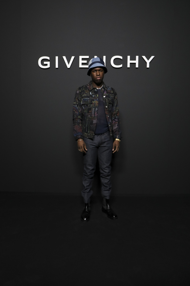 لمسات الكشكش واللؤلؤ تزيّن مجموعة أزياء Givenchy لخريف وشتاء 2022