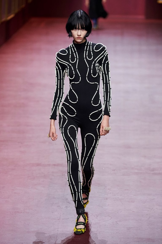 مجموعة Dior تجمع بين التقنيات العالية والتصاميم المميّزة بنظرة أنثوية