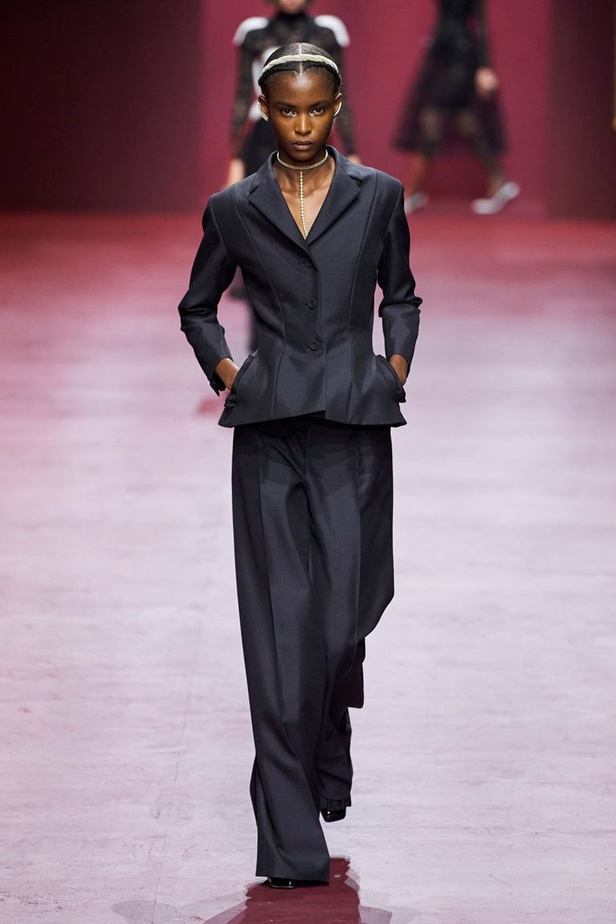 مجموعة Dior تجمع بين التقنيات العالية والتصاميم المميّزة بنظرة أنثوية