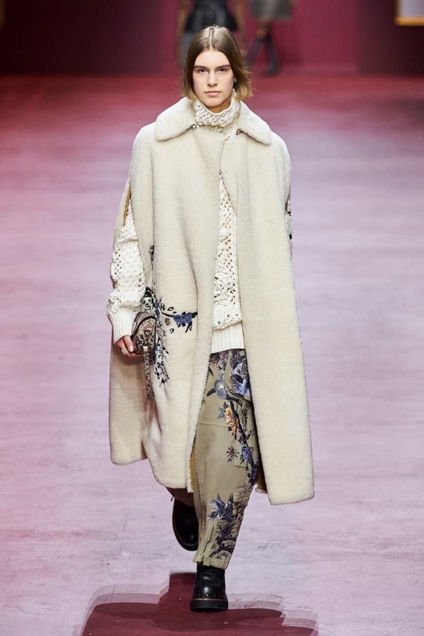 مجموعة Dior تجمع بين التقنيات العالية والتصاميم المميّزة بنظرة أنثوية