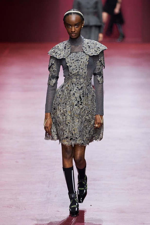 مجموعة Dior تجمع بين التقنيات العالية والتصاميم المميّزة بنظرة أنثوية