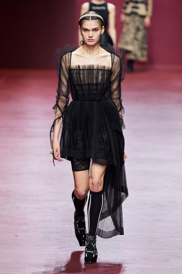 مجموعة Dior تجمع بين التقنيات العالية والتصاميم المميّزة بنظرة أنثوية