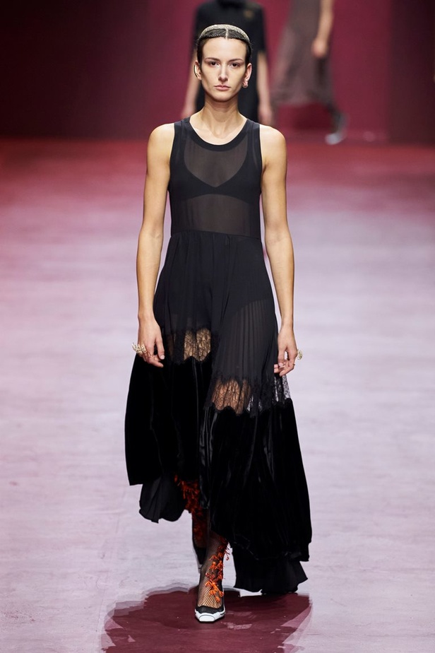 مجموعة Dior تجمع بين التقنيات العالية والتصاميم المميّزة بنظرة أنثوية