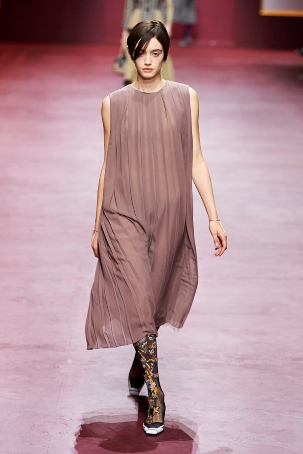 مجموعة Dior تجمع بين التقنيات العالية والتصاميم المميّزة بنظرة أنثوية