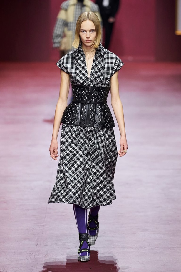 مجموعة Dior تجمع بين التقنيات العالية والتصاميم المميّزة بنظرة أنثوية