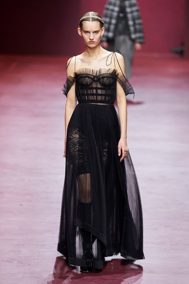 مجموعة Dior تجمع بين التقنيات العالية والتصاميم المميّزة بنظرة أنثوية