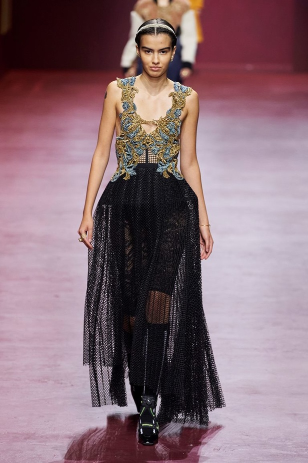 مجموعة Dior تجمع بين التقنيات العالية والتصاميم المميّزة بنظرة أنثوية