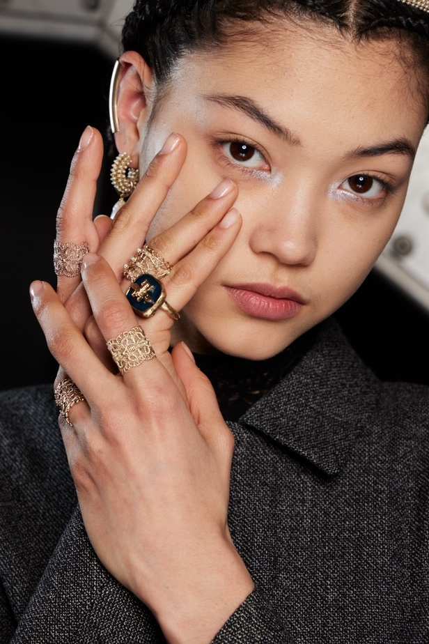 اطلالات جمالية من مجموعة Dior لخريف وشتاء 2022 