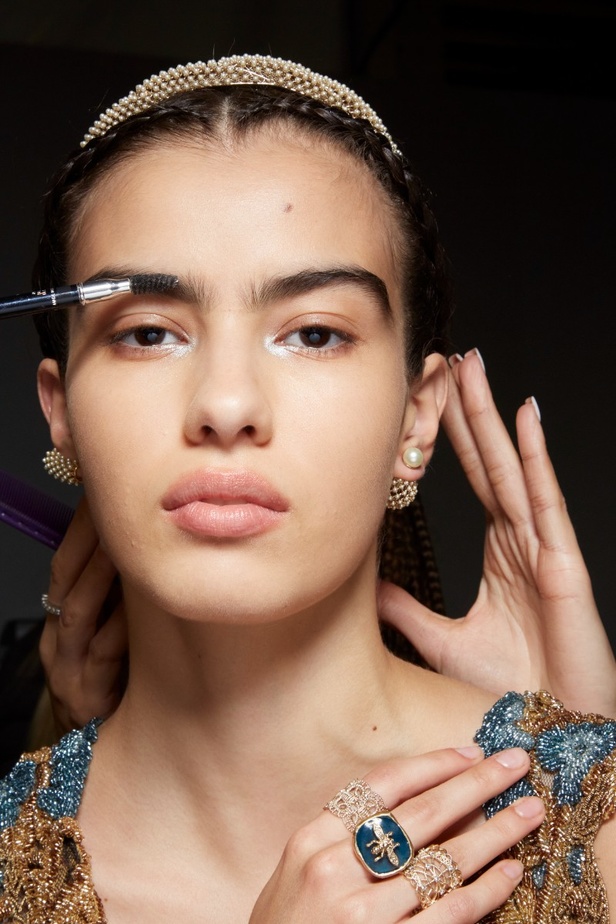 اطلالات جمالية من مجموعة Dior لخريف وشتاء 2022 