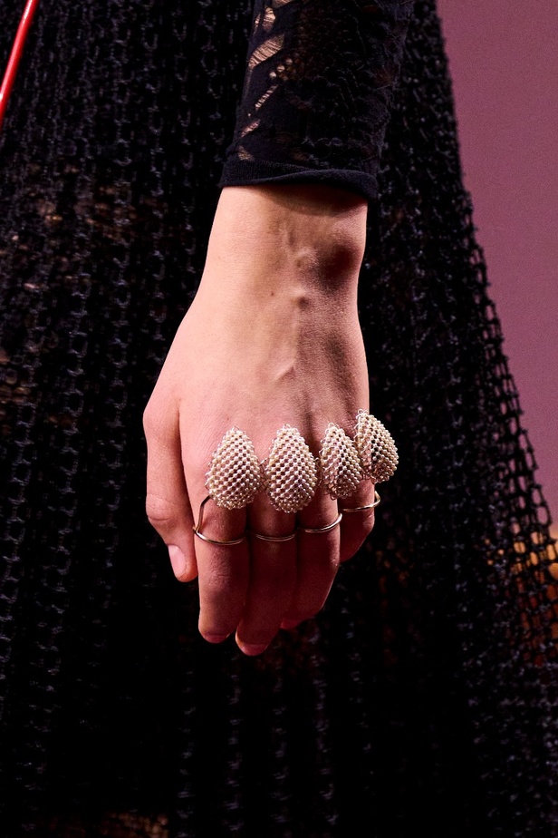 مجموعة Dior تجمع بين التقنيات العالية والتصاميم المميّزة بنظرة أنثوية