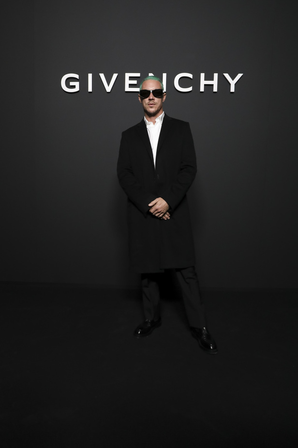لمسات الكشكش واللؤلؤ تزيّن مجموعة أزياء Givenchy لخريف وشتاء 2022
