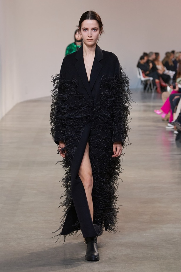 مجموعة إيلي صعب لخريف وشتاء 2022-2023