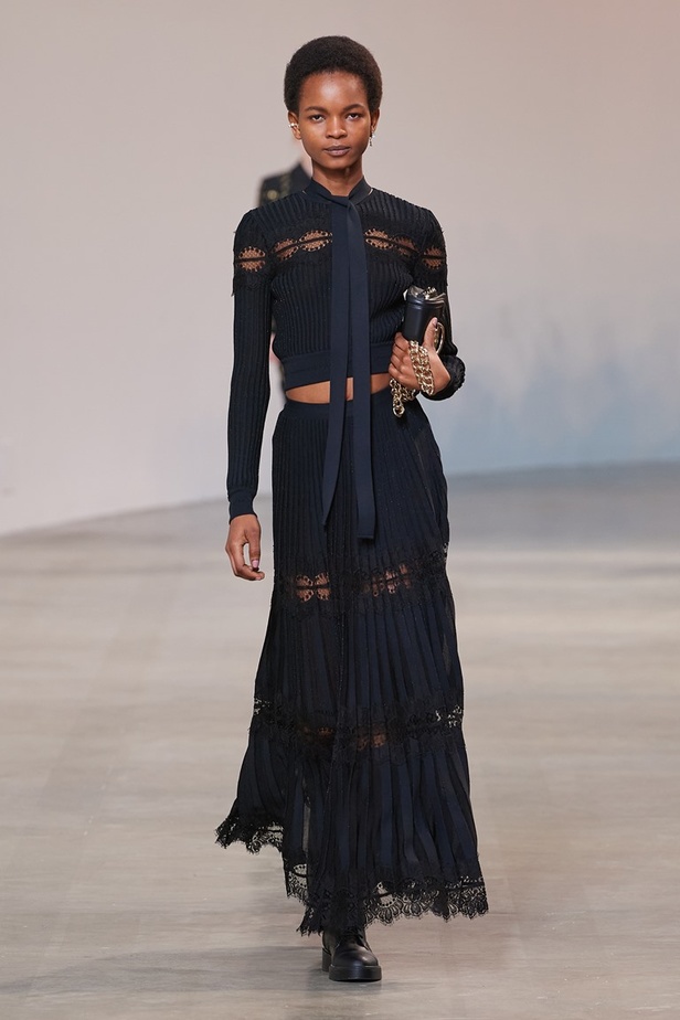 مجموعة إيلي صعب لخريف وشتاء 2022-2023