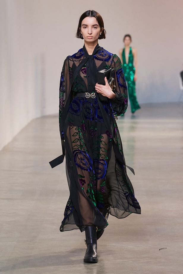 مجموعة إيلي صعب لخريف وشتاء 2022-2023