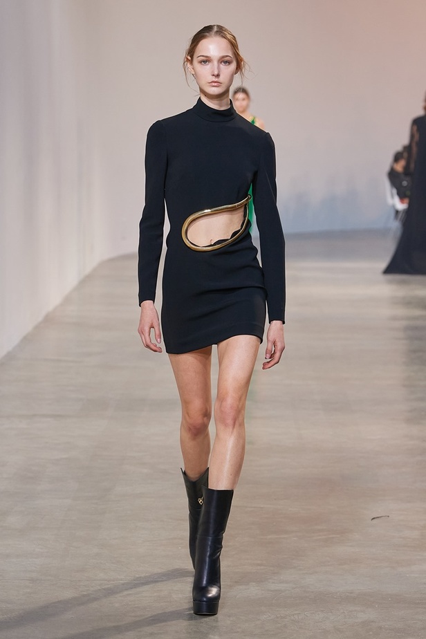 مجموعة إيلي صعب لخريف وشتاء 2022-2023