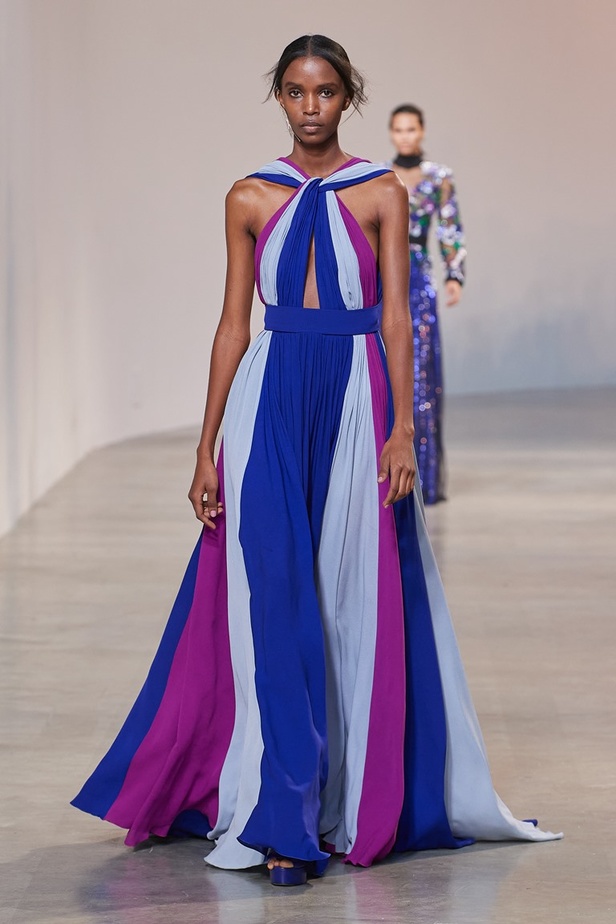 مجموعة إيلي صعب لخريف وشتاء 2022-2023