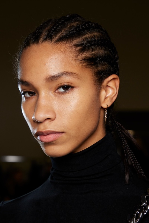 اطلالات جمالية في عرض أزياء مجموعة Elie Saab لموسم خريف وشتاء 2022 