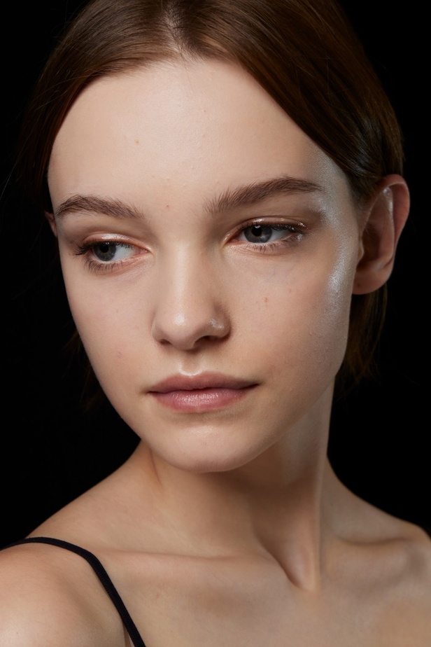 اطلالات جمالية في عرض أزياء مجموعة Elie Saab لموسم خريف وشتاء 2022 