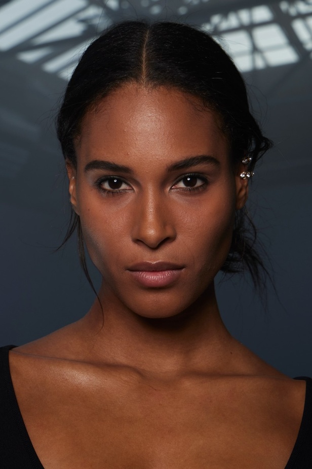 اطلالات جمالية في عرض أزياء مجموعة Elie Saab لموسم خريف وشتاء 2022 