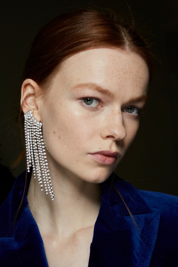 اطلالات جمالية في عرض أزياء مجموعة Elie Saab لموسم خريف وشتاء 2022 