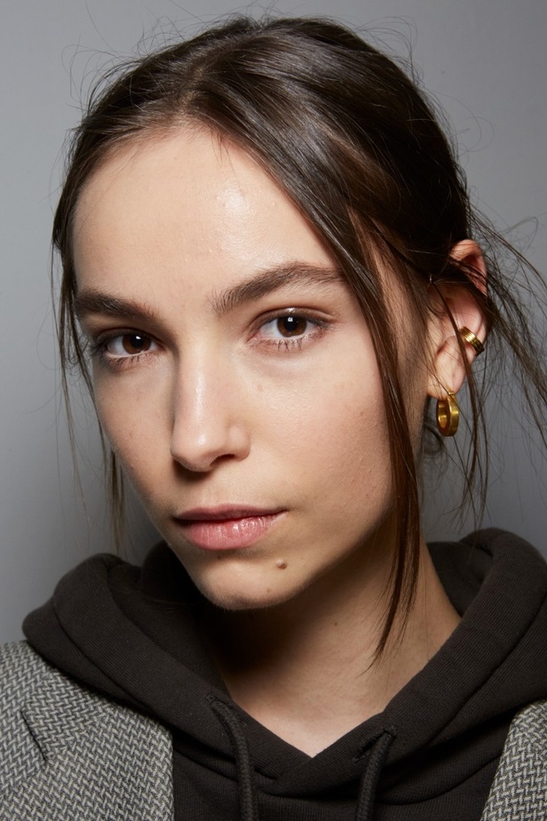 اطلالات جمالية في عرض أزياء مجموعة Elie Saab لموسم خريف وشتاء 2022 