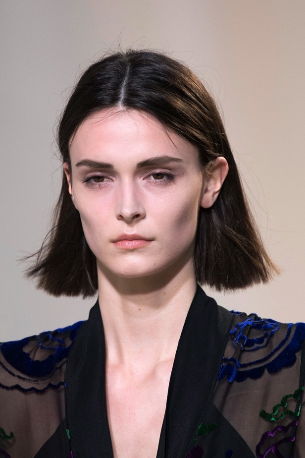 اطلالات جمالية في عرض أزياء مجموعة Elie Saab لموسم خريف وشتاء 2022 