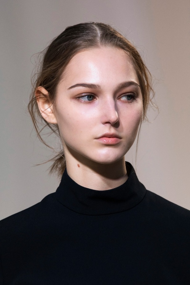 اطلالات جمالية في عرض أزياء مجموعة Elie Saab لموسم خريف وشتاء 2022 