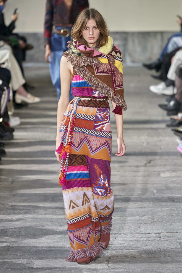 عرض أزياء مجموعة Etro لموسم خريف وشتاء 2022 في ميلانو